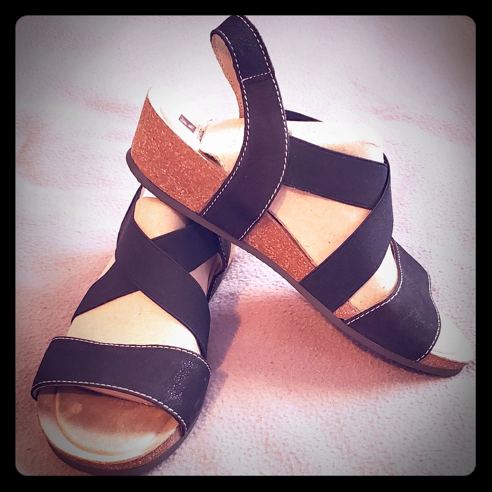White Mountain black leather sandals NWOT